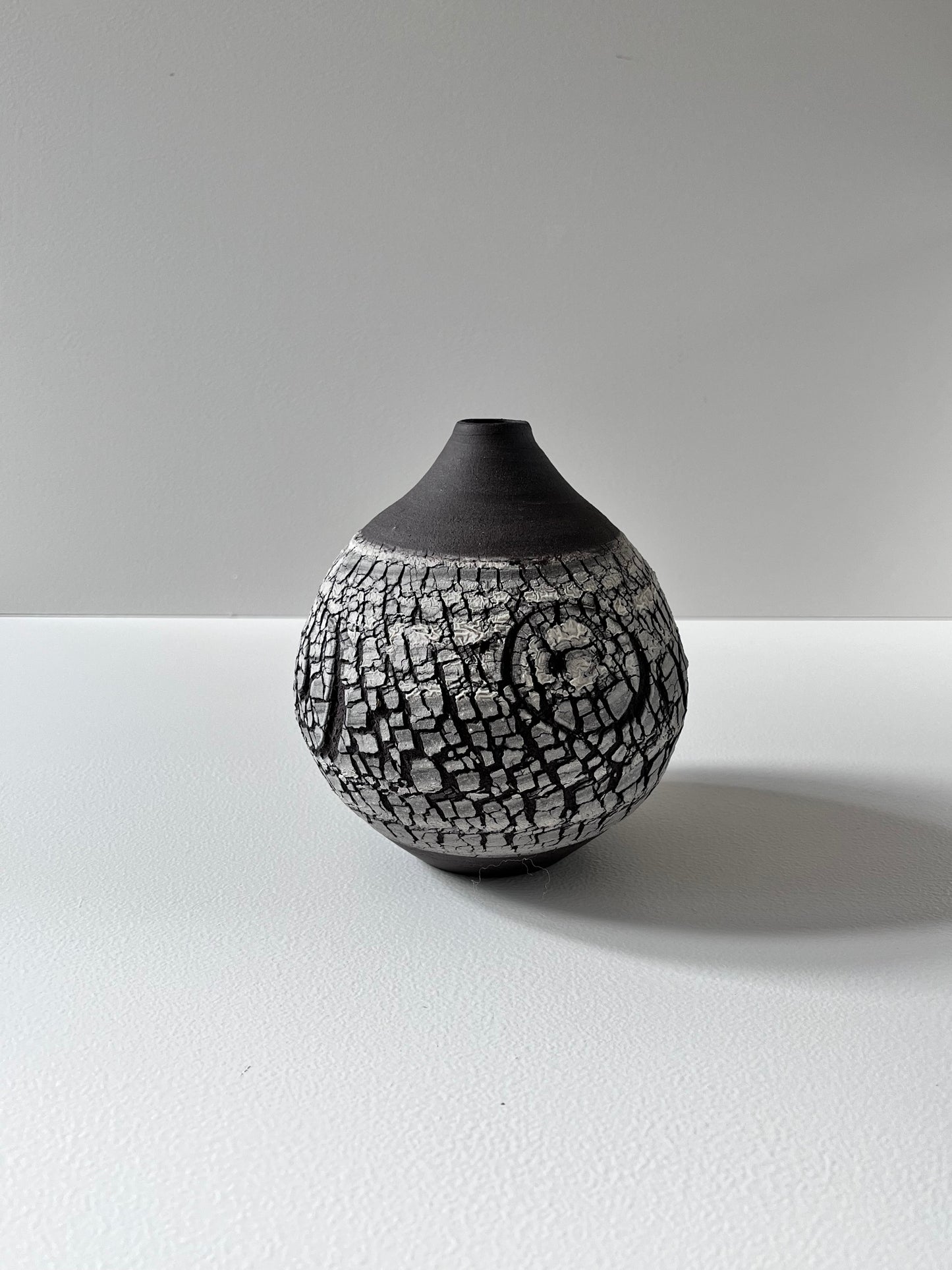 Contrast crackle vase