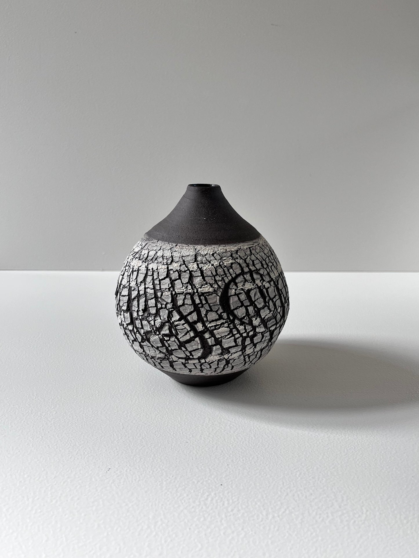 Contrast crackle vase