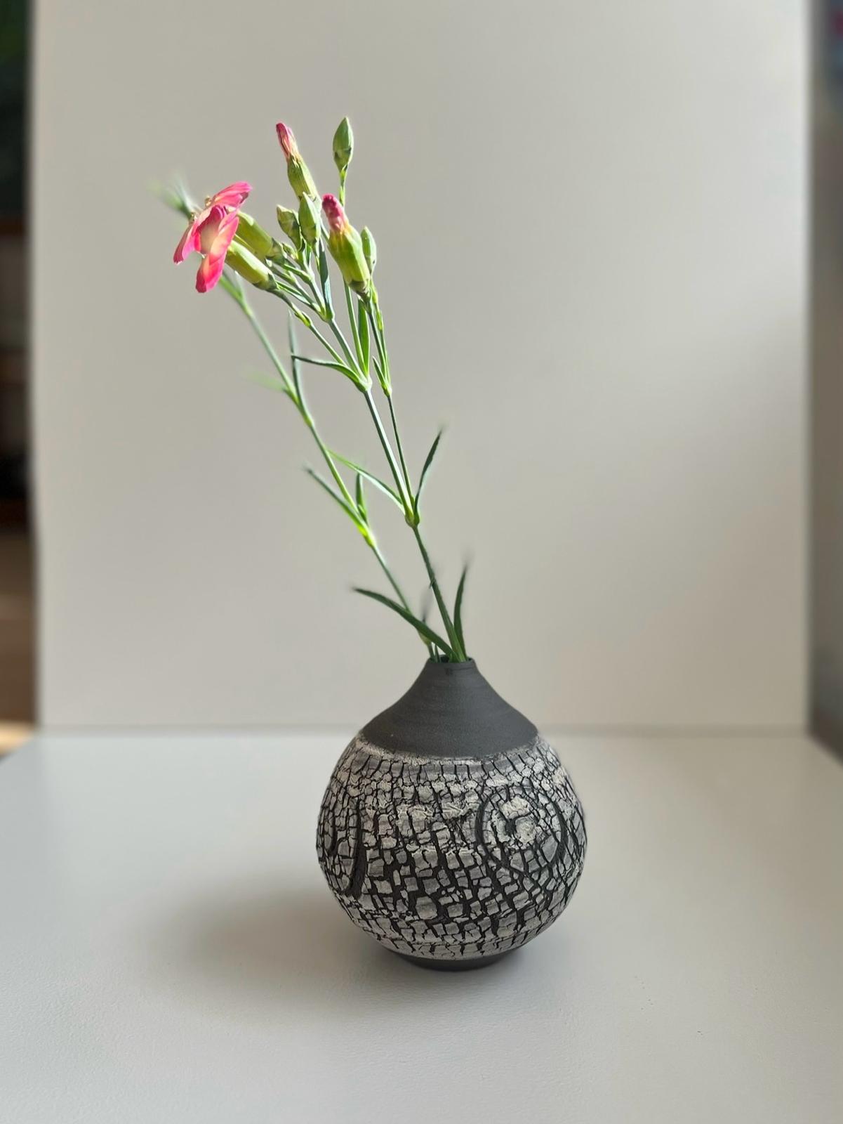 Contrast crackle vase